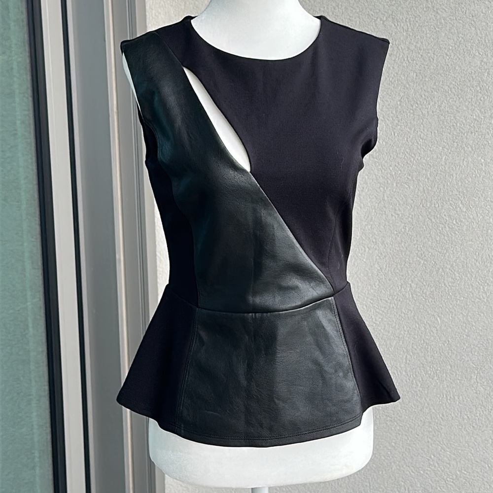BCBG black top. Size S. Excellent condition. NEW